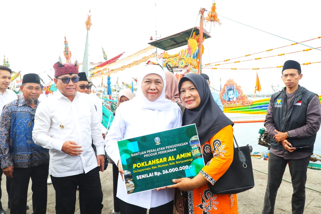 Gubernur Khofifah Serahkan Bantuan Perikanan Rp276 Juta dan Tanggapi Aspirasi Nelayan Muncar