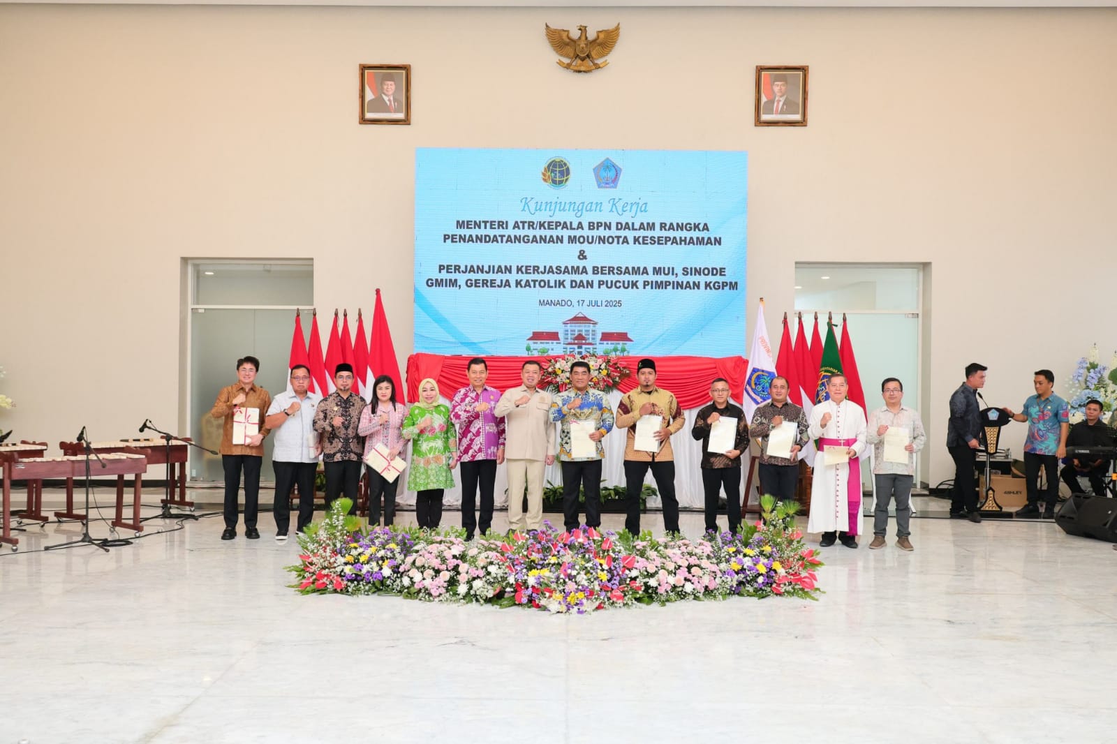 Serahkan Sertipikat di Sulut, Menteri Nusron Komitmen pada Era Presiden Prabowo PR di Bidang Pertanahan Harus Selesai