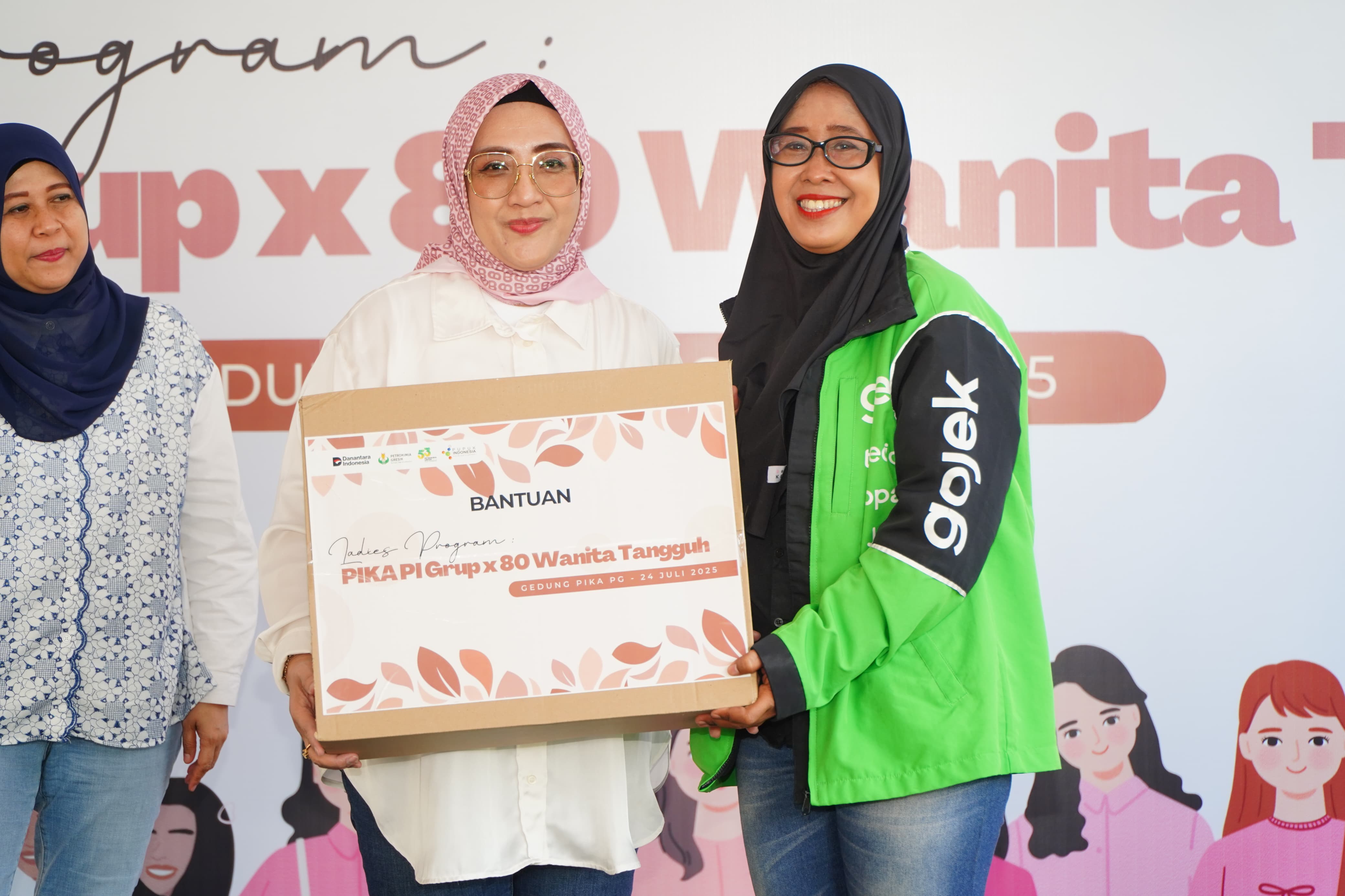 Petrokimia Gresik dan PIKA PG Berbagi Sembako untuk Lady Ojol di Gresik dalam Rangka HUT ke-53