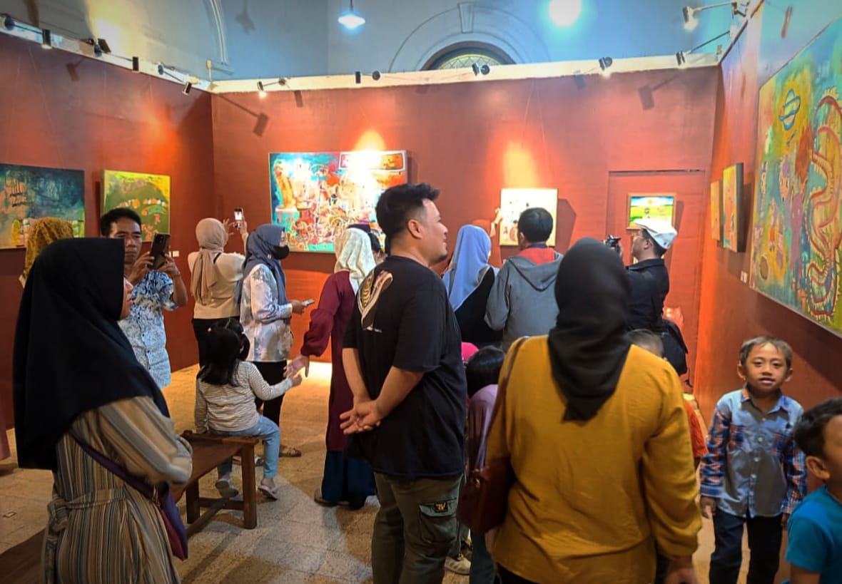Pesona Imajinasi Anak: Pameran Tunggal Azzahra Adiva di Galeri Merah Putih Surabaya