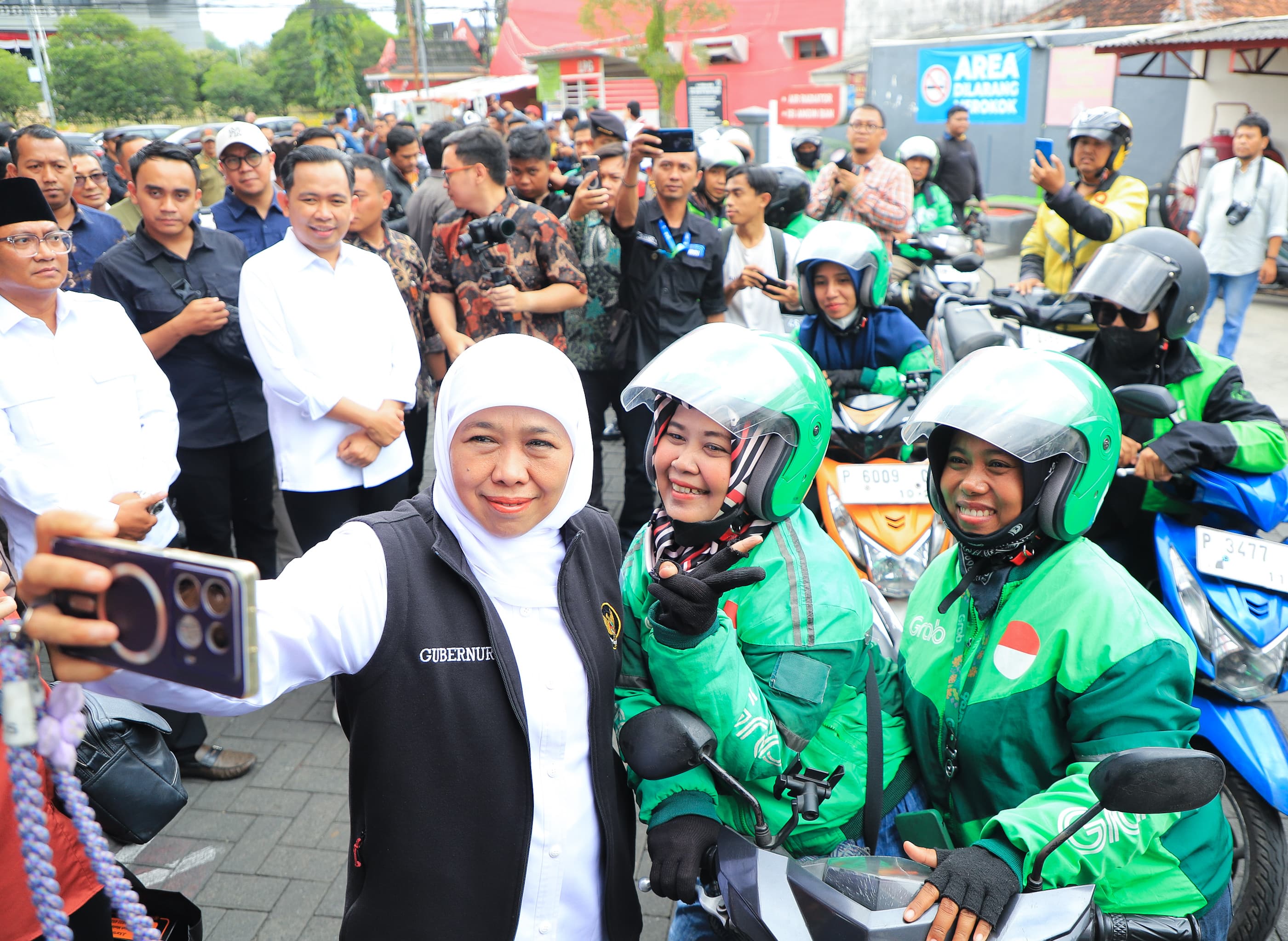 Pasokan BBM di Jember Kembali Normal, Gubernur Khofifah Bagikan Bensin Gratis untuk Ojol