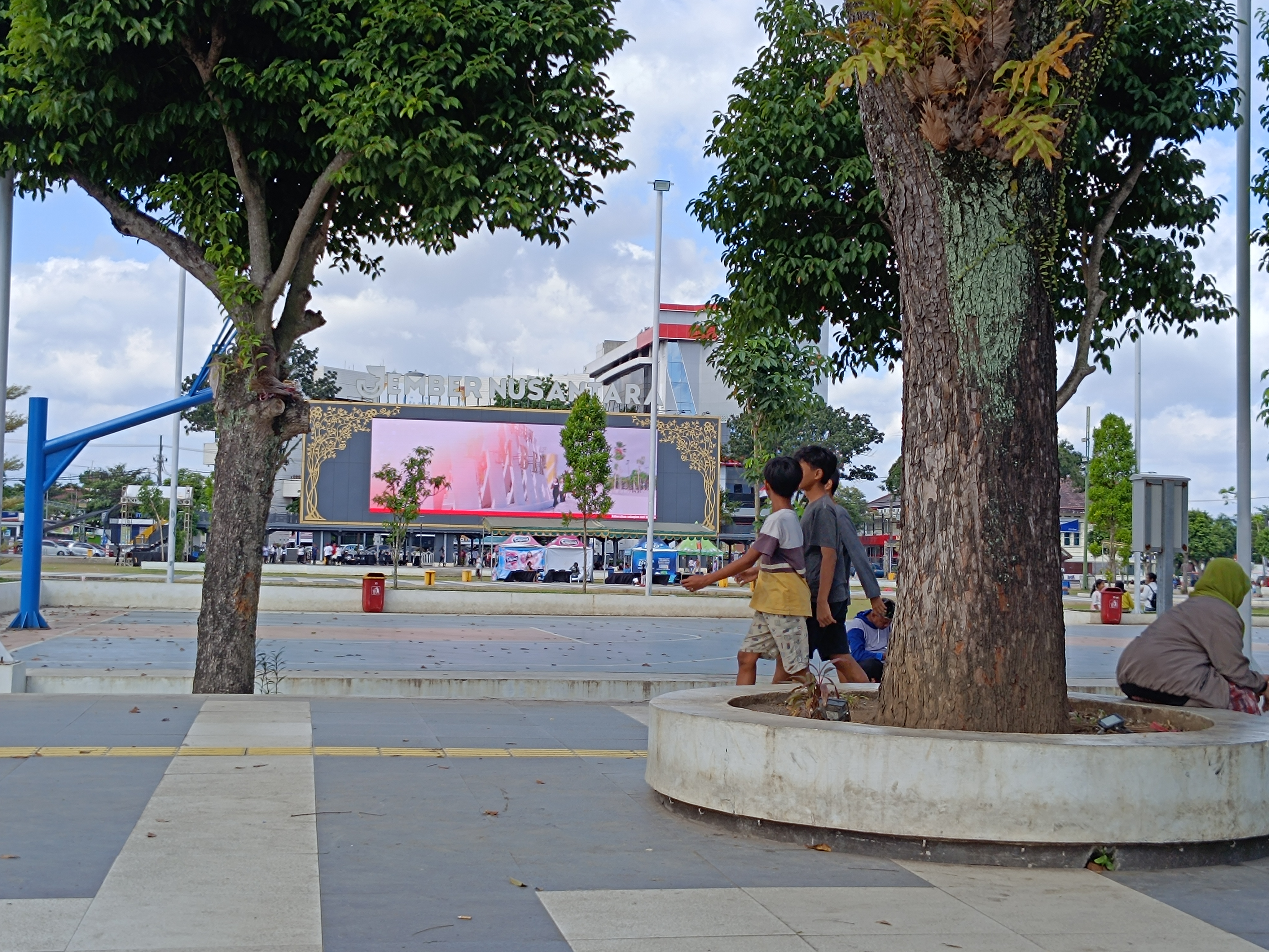 Alun-Alun Jember Jadi Ikon Wisata Perkotaan Baru dengan Layar Raksasa dan Nuansa Modern