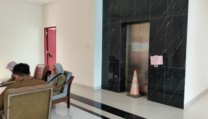 Lift Rusak, Staf DPRD Sumenep Terjebak di Dalam