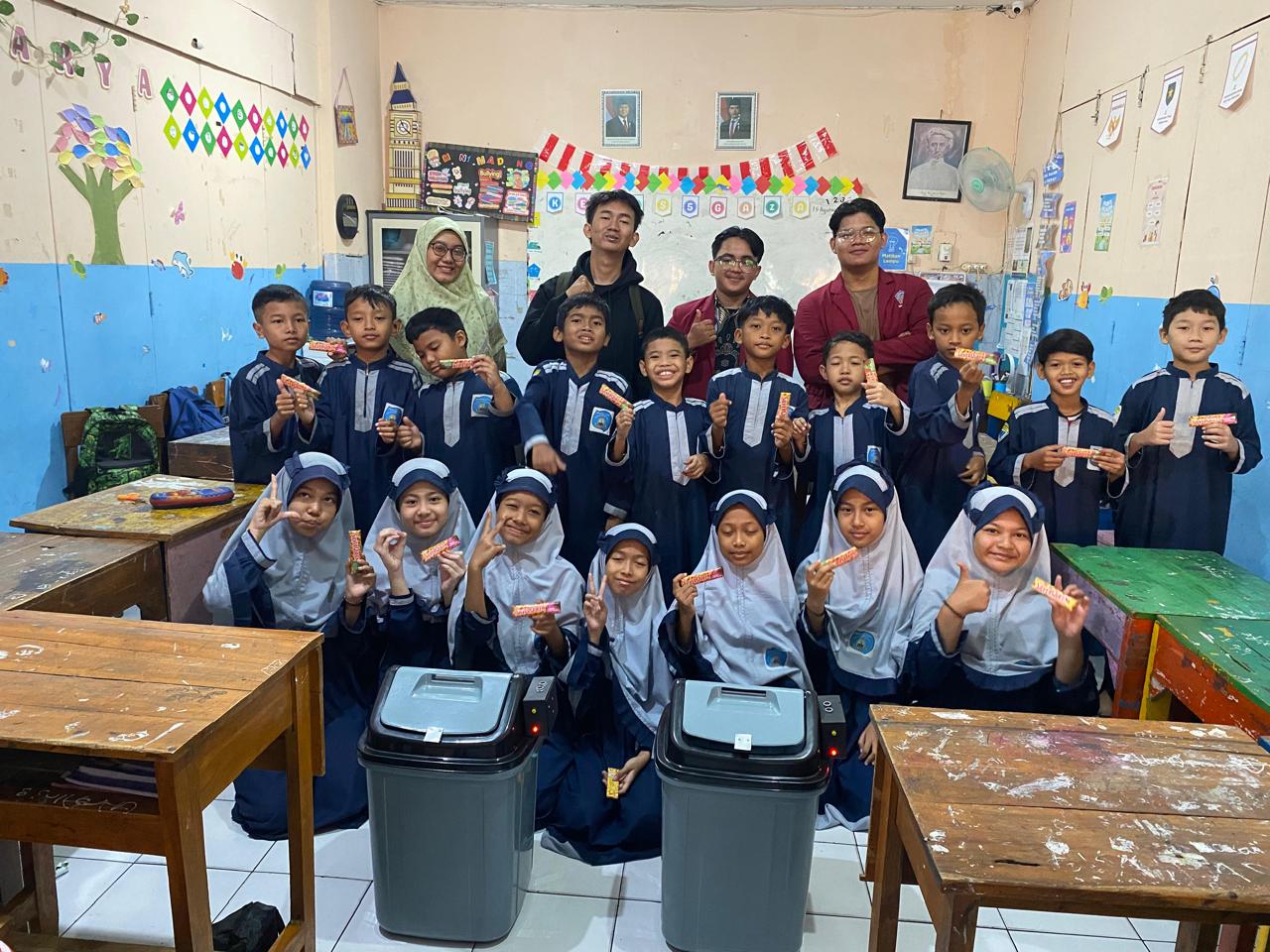 Tim KKN 39 UM Surabaya Tanamkan Inovasi Teknologi Sejak Dini di SD Muhammadiyah Genteng