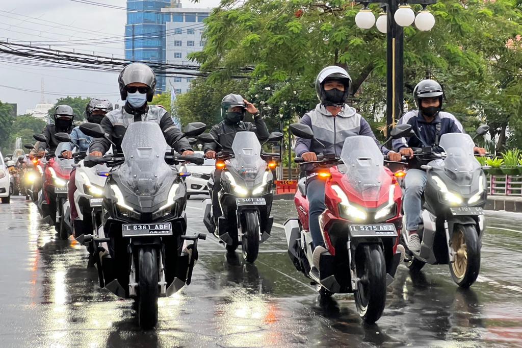 Cari Aman Berkendara di Cuaca Tidak Menentu, MPM Honda Jatim Ajak Pengendara Tetap Waspada