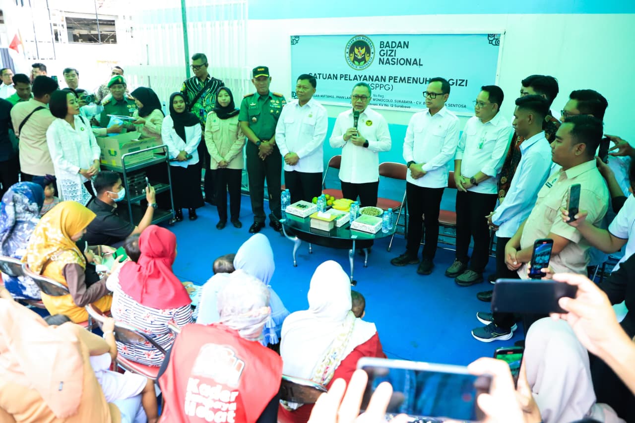 Sekda Jatim Dampingi Menko Pangan Tinjau SPPG Wonocolo, Pastikan Kualitas Makanan Terjamin dan Layak Konsumsi
