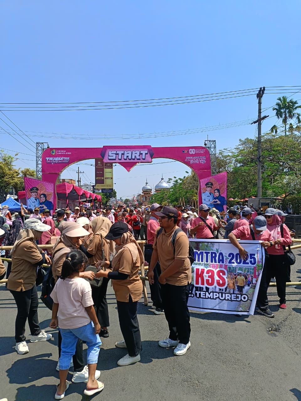 15 Ribu Peserta Meriahkan Gerak Jalan Tajemtra Jember 2025, Dukungan KLB KAI Laris Manis