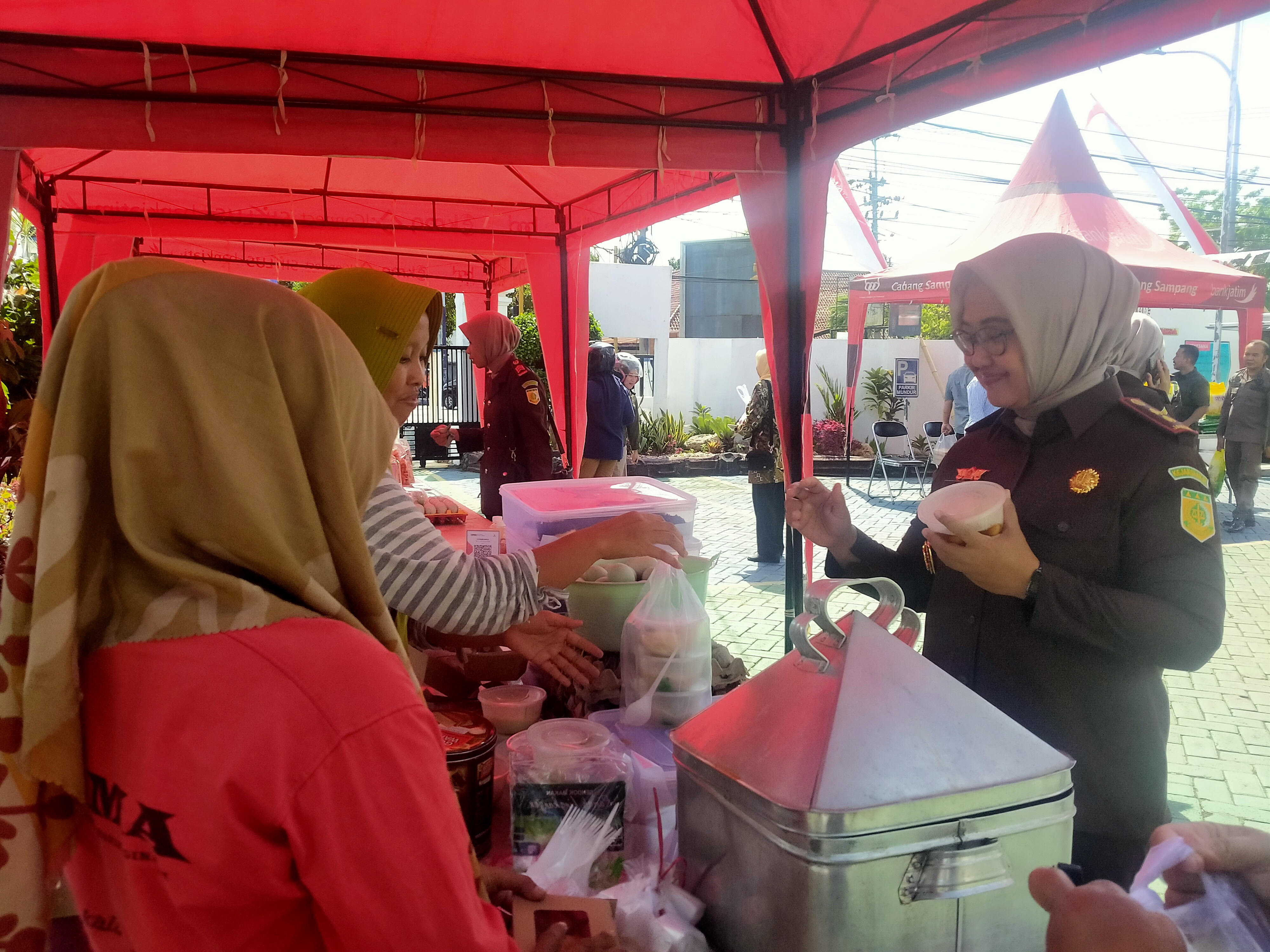 Berdayakan UMKM, Kejari Sampang Gelar Pasar Murah