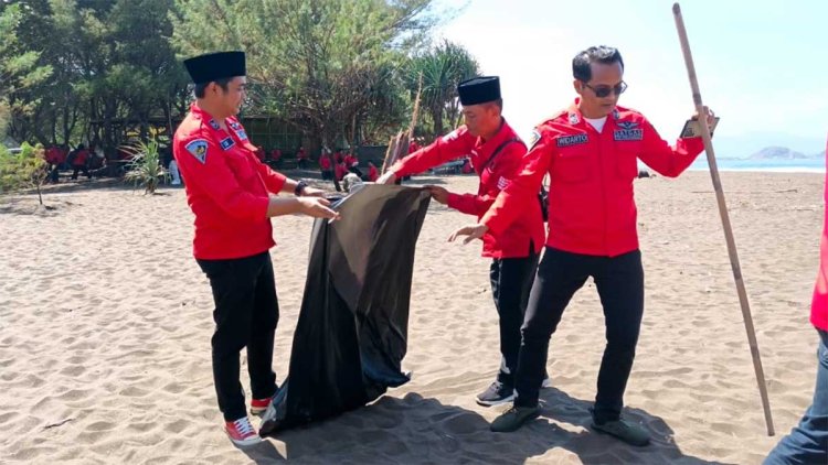 Rayakan 17 Agustus, DPC PDI Perjuangan Jember Gelar Upacara dan Bersih-Bersih Pantai
