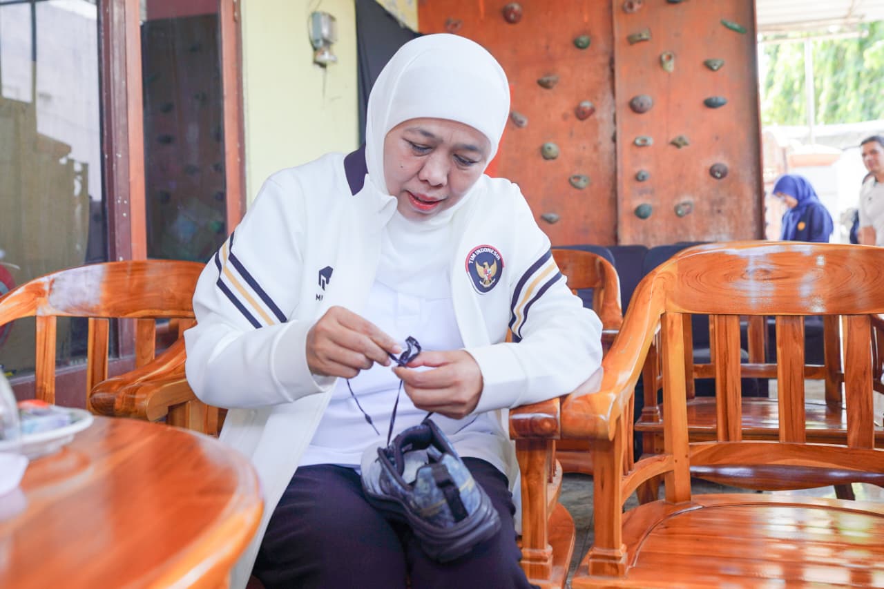 Gubernur Khofifah Pesan 3.000 Sepatu UMKM Mojokerto, Ajak Ikut Misi Dagang ke Kalimantan