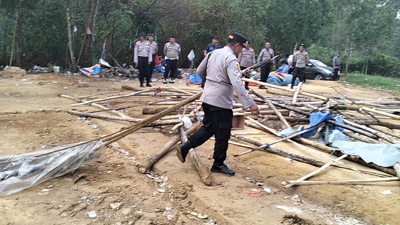 Polisi Bakar Arena Judi Sabung Ayam di Kedungdung Sampang