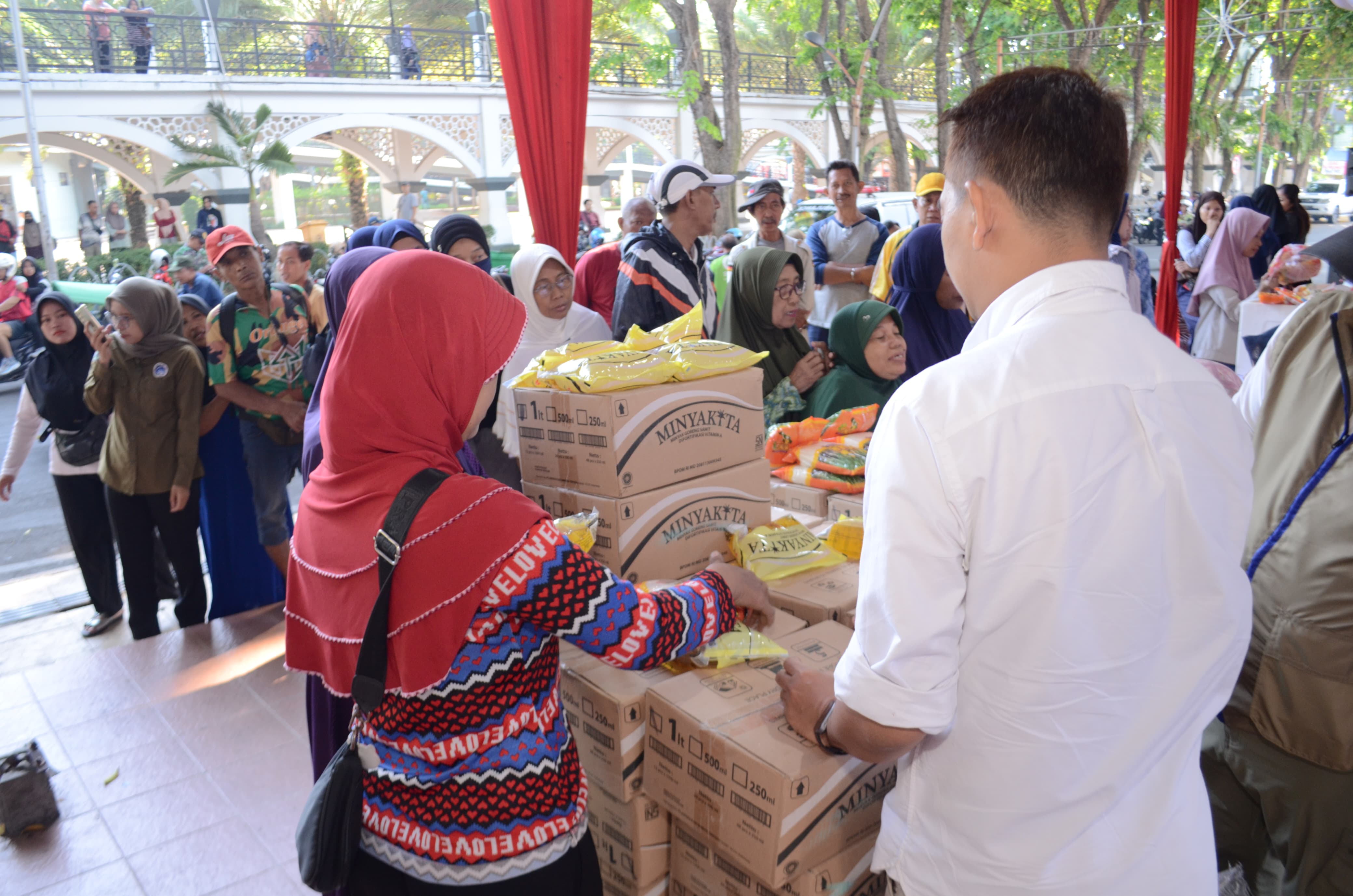 Pasar Sembako Murah di Pendopo Gresik Diserbu Warga, Bahan Pokok Ludes Terjual