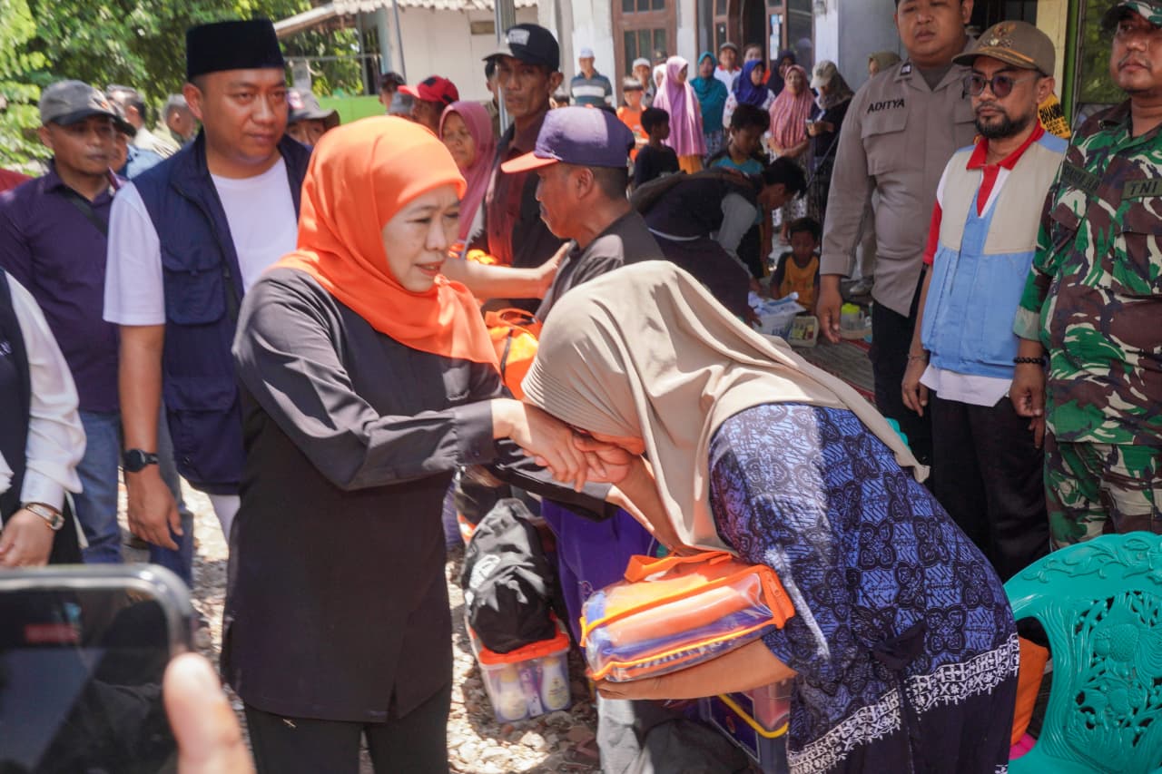 Pasca Gempa, Gubernur Khofifah Salurkan Bantuan di Situbondo, Dorong Pembentukan Desa Tangguh Bencana