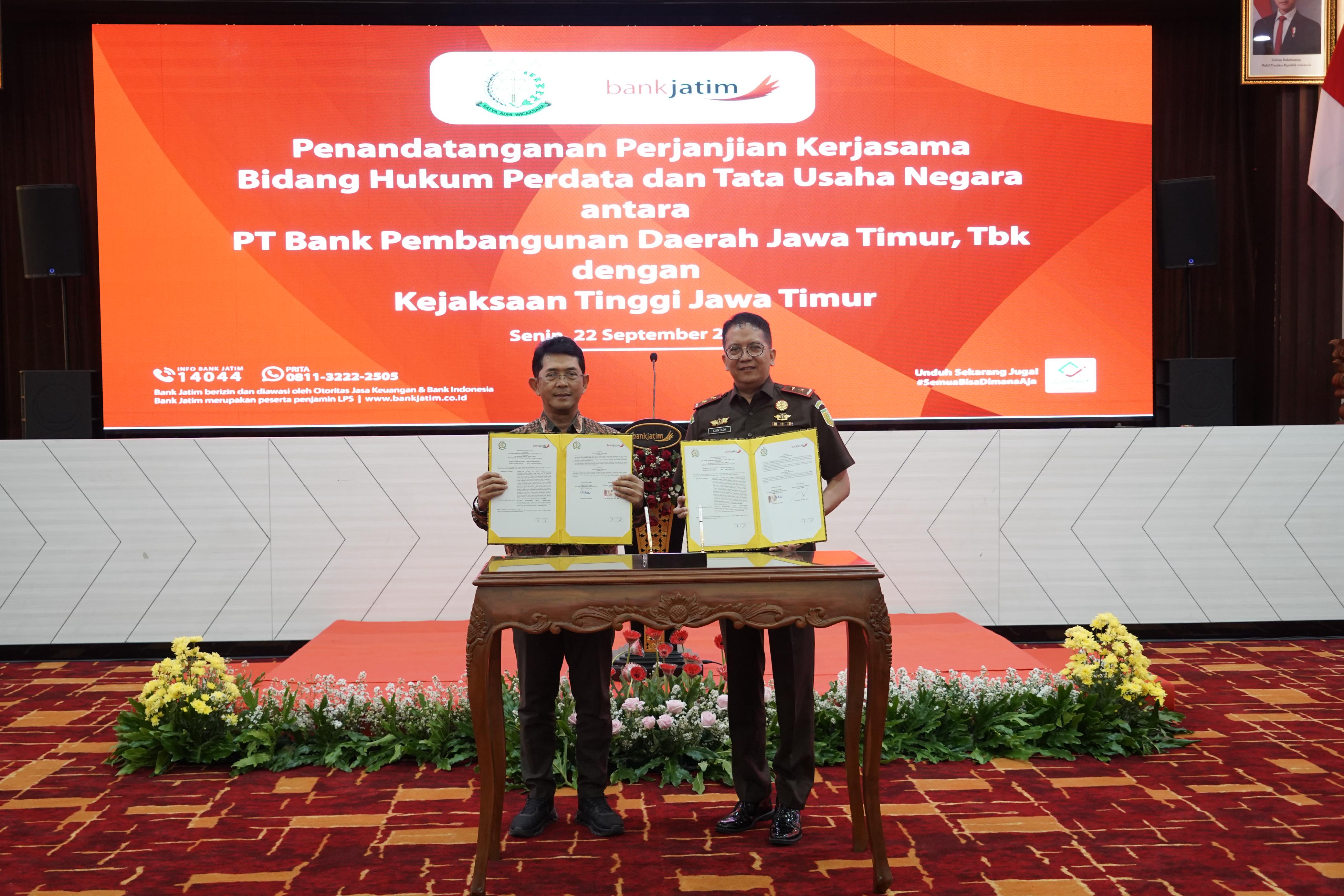 Perkuat Perlindungan Hukum di Bidang Perdata dan TUN, Bank Jatim dan Kejati Jatim Tandatangani Perjanjian Kerja Sama