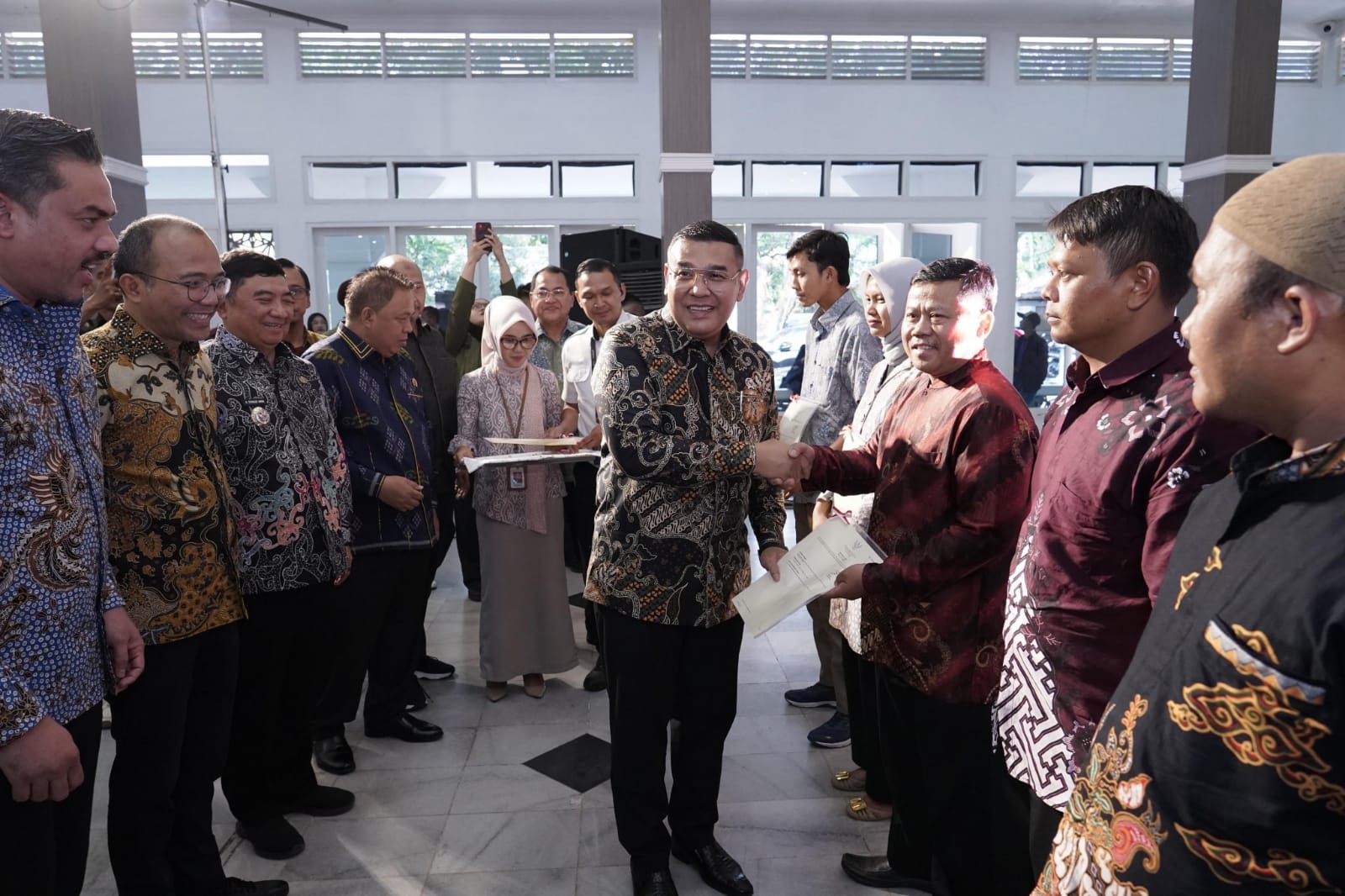 Serahkan Sertipikat ke Penggiat UMKM di Garut, Wamen Ossy: Ini Modal Penting Tingkatkan Taraf Ekonomi