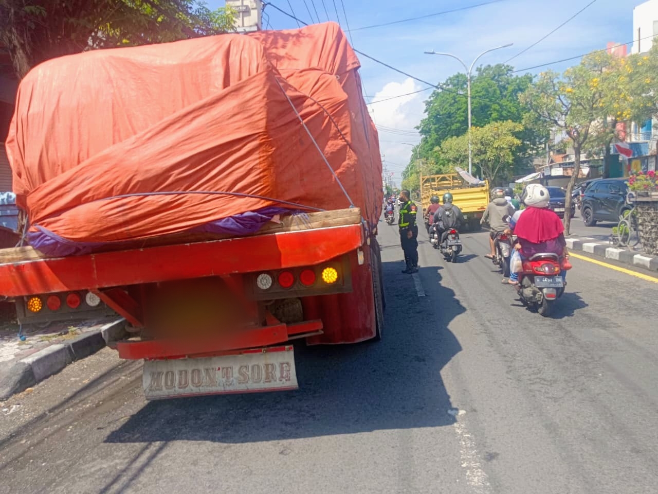 Lima Truk Besar Ditilang, Polres Gresik Tegaskan Larangan Melintas di Jam Sibuk