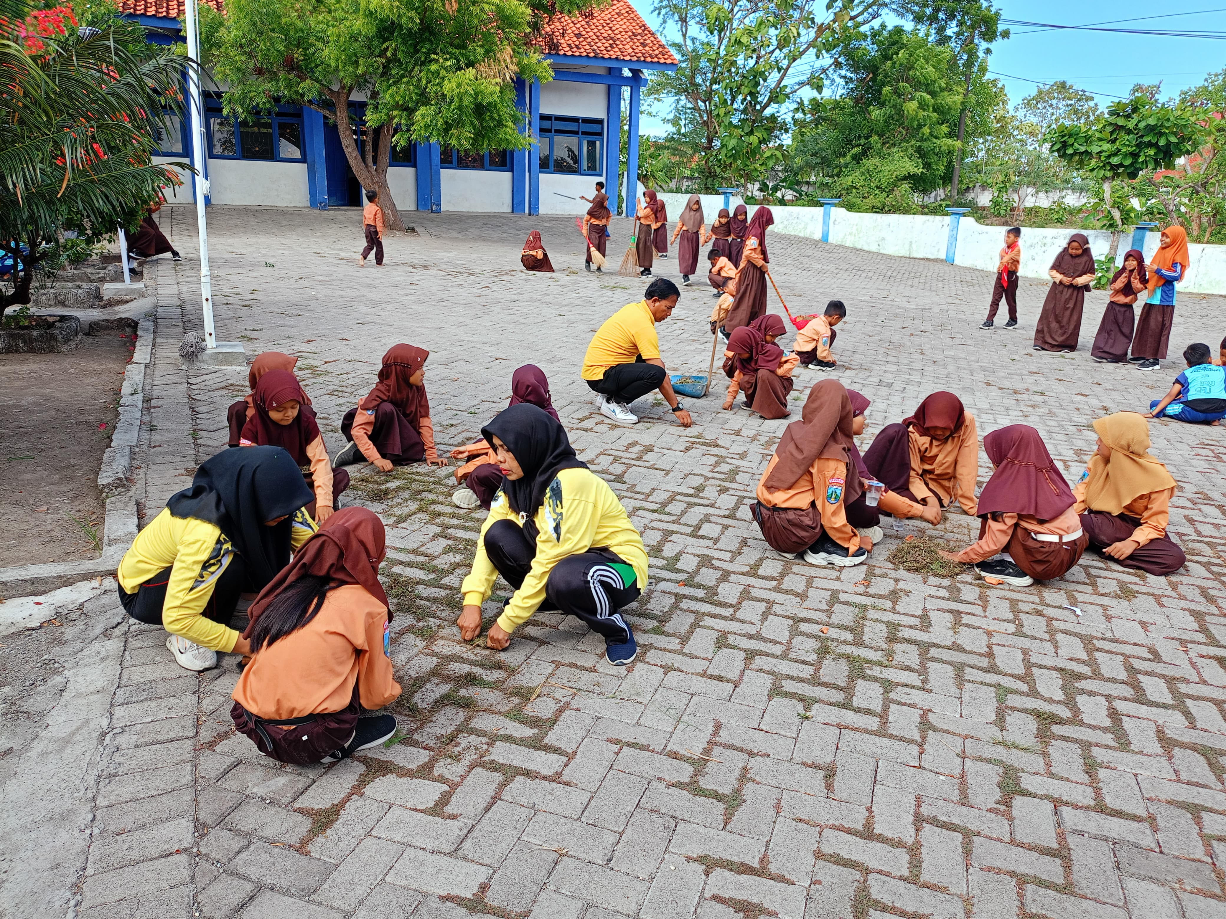 Sambut World Cleanup Day (WCD) Indonesia, Pelajar Sampang Bersihkan Lingkungan Sekolah