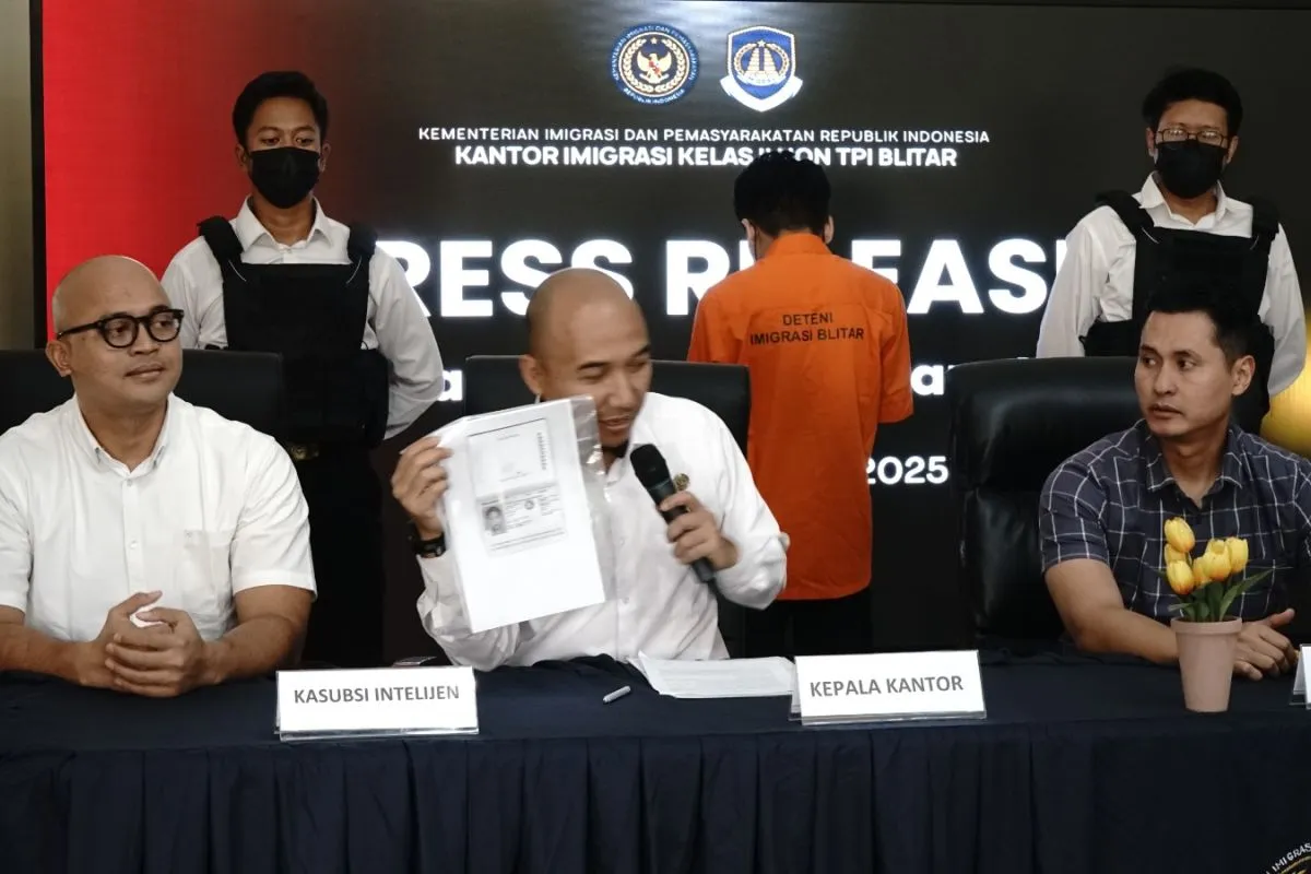 Imigrasi Blitar Deportasi WNA Malaysia Karena Tak Punya Izin Tinggal