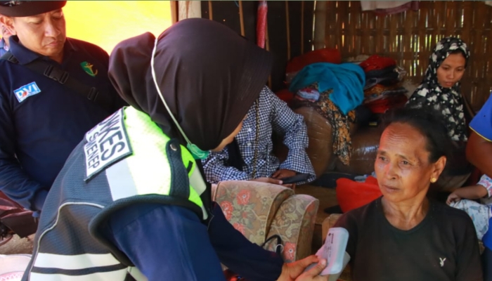 Polisi dan Tim Gabungan Layani Korban Gempa Sapudi dengan Pemeriksaan Kesehatan Gratis
