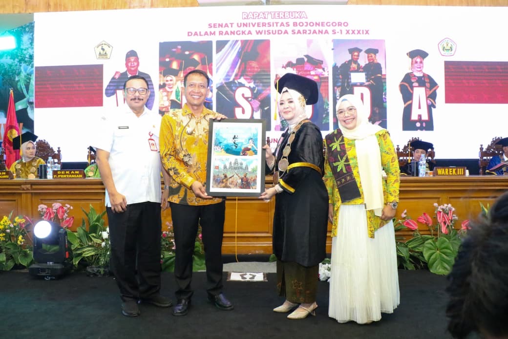 Tekankan Pentingnya Mental Pejuang, Bupati Setyo Wahono Hadiri Wisuda Unigoro ke-39