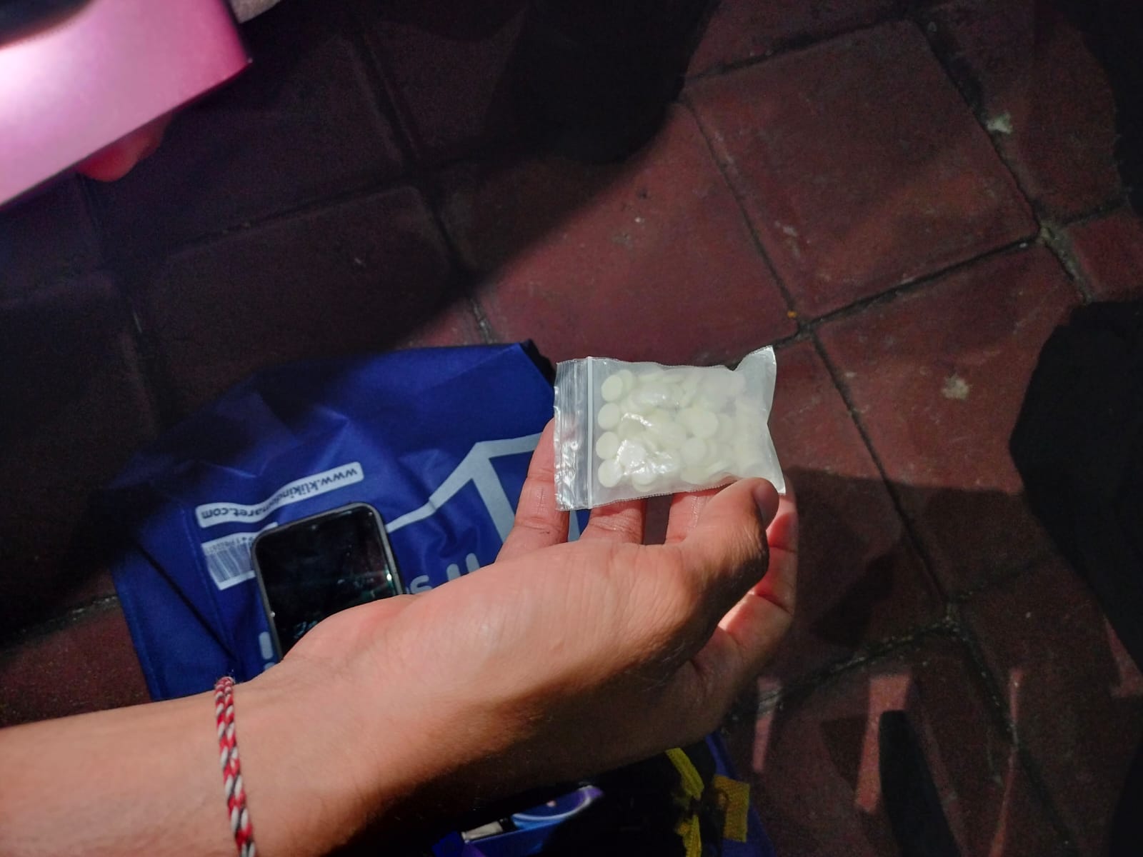 Tiga Pemuda di Gresik Ditangkap Polisi Tengah Malam Setelah Kedapatan Membuang Pil Koplo