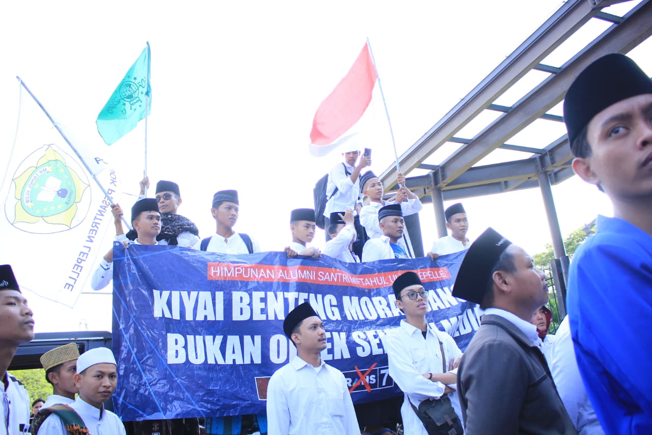 Tuntut Tanggung Jawab, Santri Sampang Gelar Aksi Bela Kiai di Depan The Trans Icon Surabaya