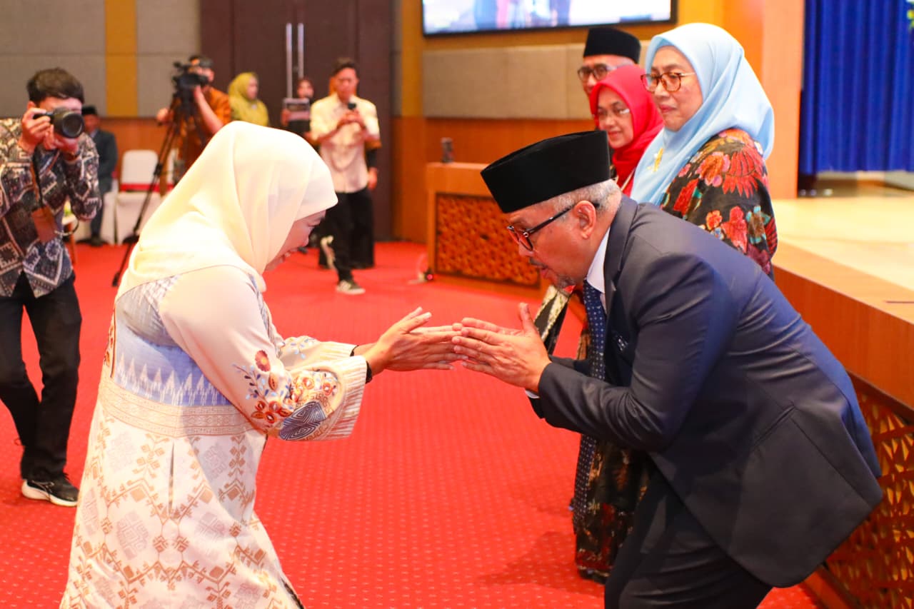 Hadiri Pelantikan Rektor UNUSA 2025-2030, Gubernur Khofifah Ajak Perkuat Peran Perguruan Tinggi Sebagai Kampus Berdampak Songsong Indonesia Emas 2045