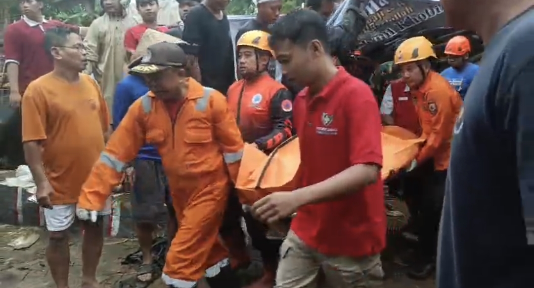 Hujan Es di Jember, Bapak Anak Tewas Tertimpa Pohon