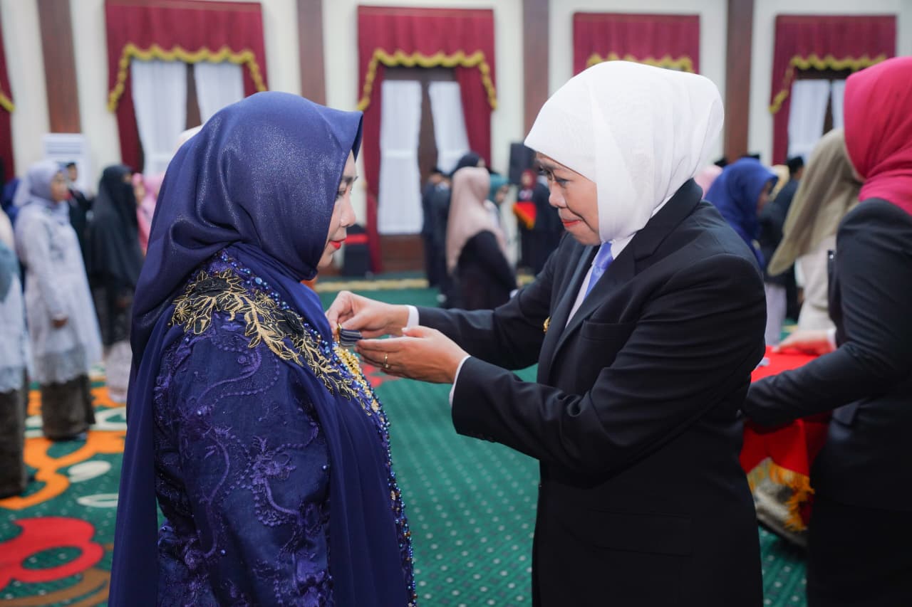 Gubernur Jatim Sematkan Satyalancana Karya Satya kepada 982 ASN