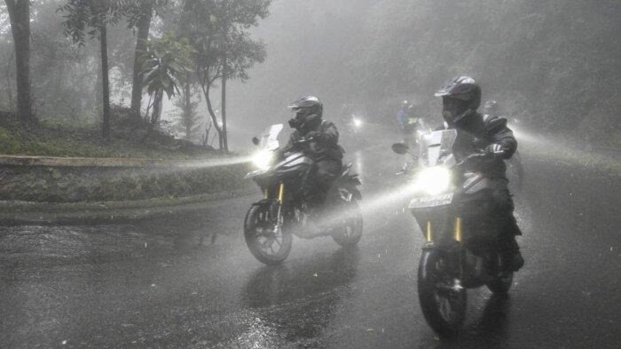 Cuaca Ekstrem di Jatim, Honda Beri Tips Cari Aman untuk Pengendara Motor