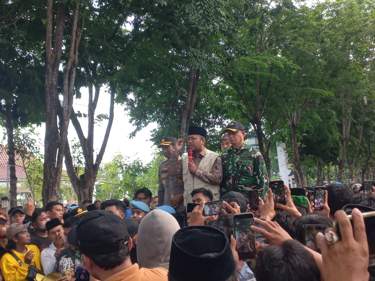 Buntut Pilkades, Massa FAM Berunjukrasa di Depan Gedung DPRD Sampang