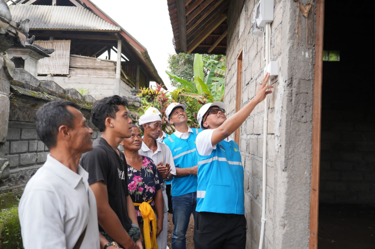 PLN Sambung Gratis Listrik Rumah Warga Pra Sejahtera di Bali