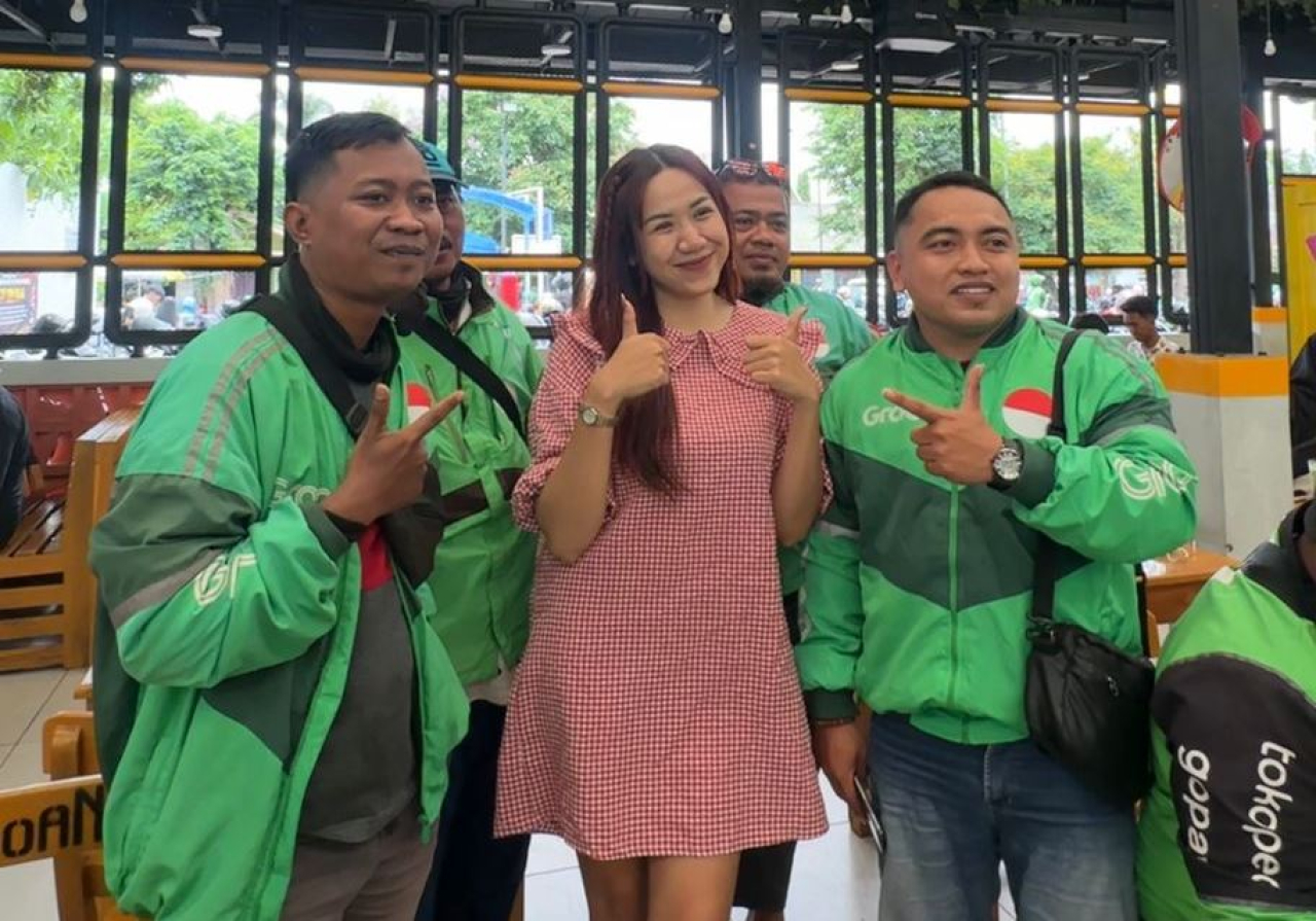 Aksi Selebgram Nanda Puspitasari Traktir Ratusan Ojol Makan Gratis di Jember Tuai Pujian