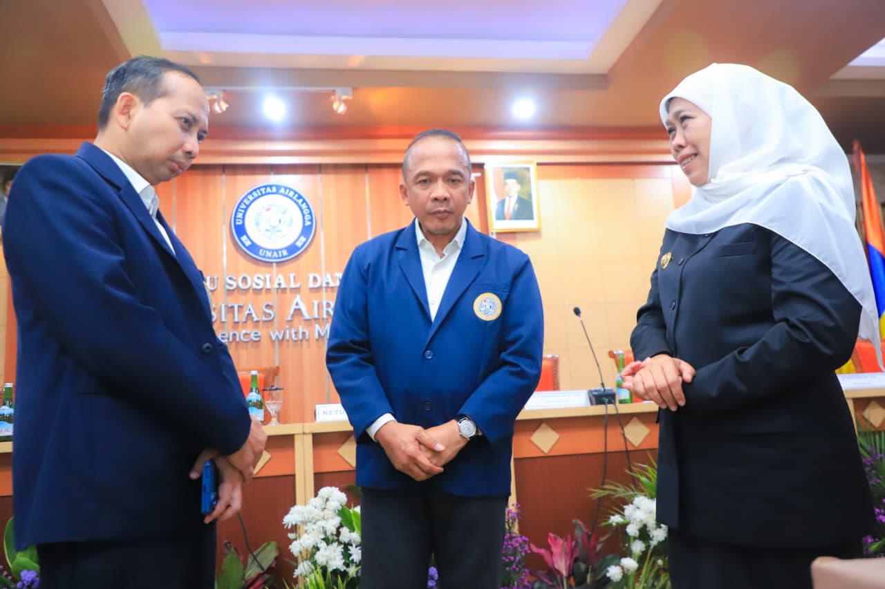 Hadiri Sidang Doktoral Kapolda Jabar di UNAIR, Khofifah Puji Disertasi Kapolda