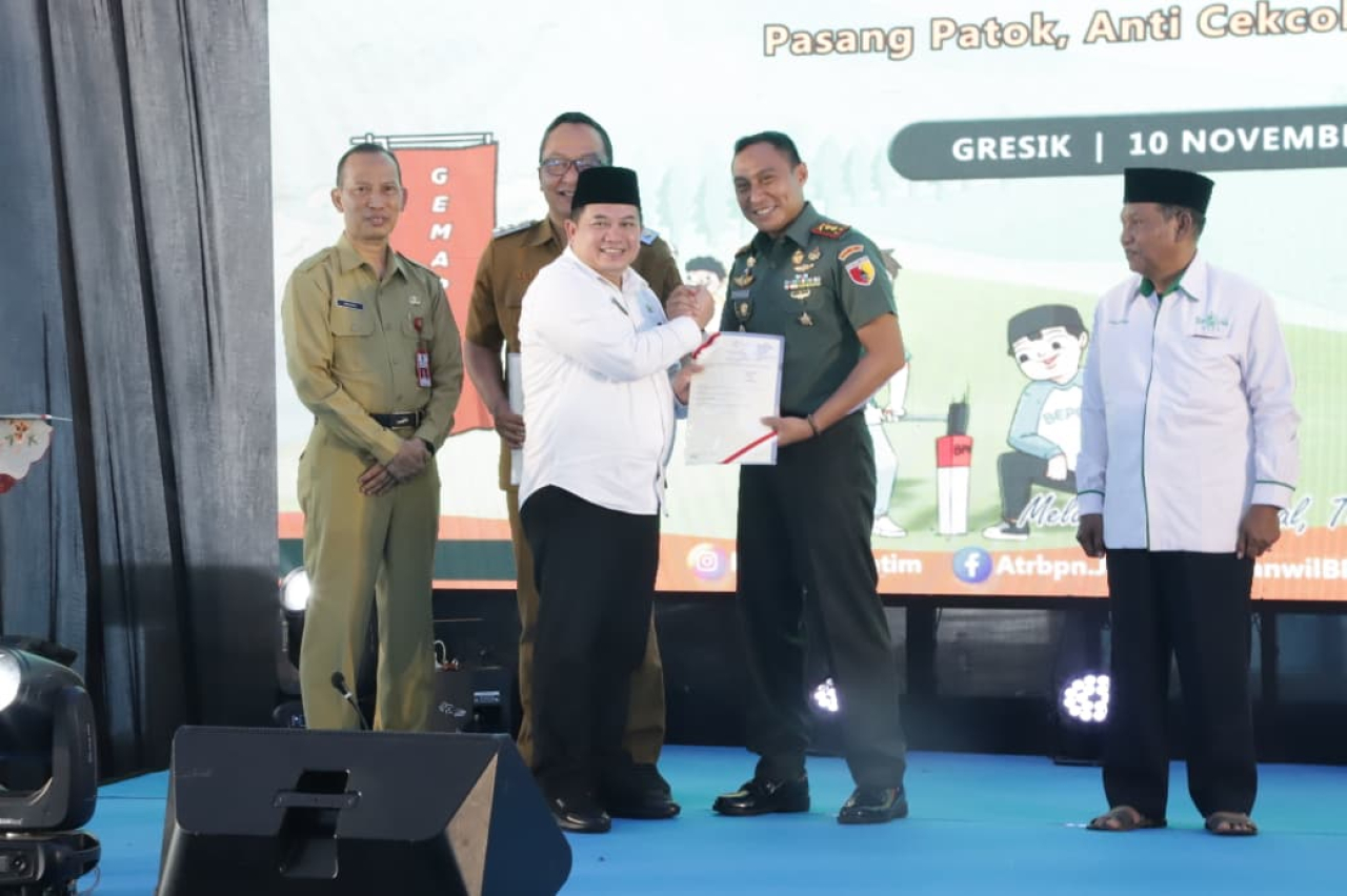 Perkuat Legalitas Aset Strategis, Kanwil BPN Jatim Serahkan 16 Sertipikat Tanah Wakaf, BMN, dan Pemda di Momen Gemapatas