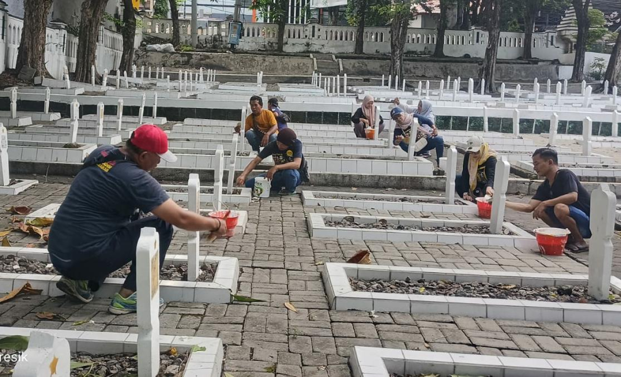 Sambut Hari Pahlawan, Komunitas Gresik Expresi Gelar Aksi Bersih-bersih TMP Gresik