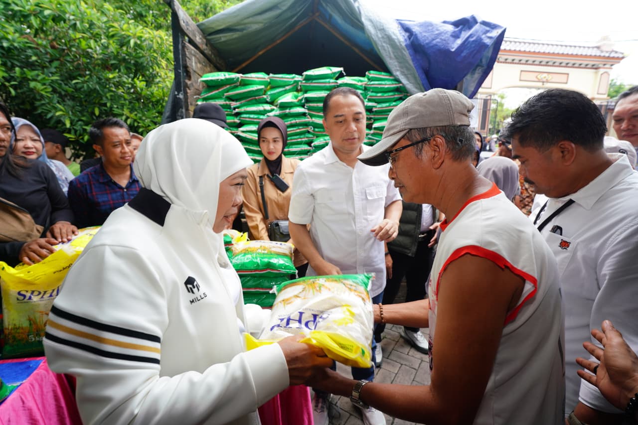 Emak-emak Benowo Serbu Pasar Murah, Khofifah Pastikan Akses Sembako Terjangkau