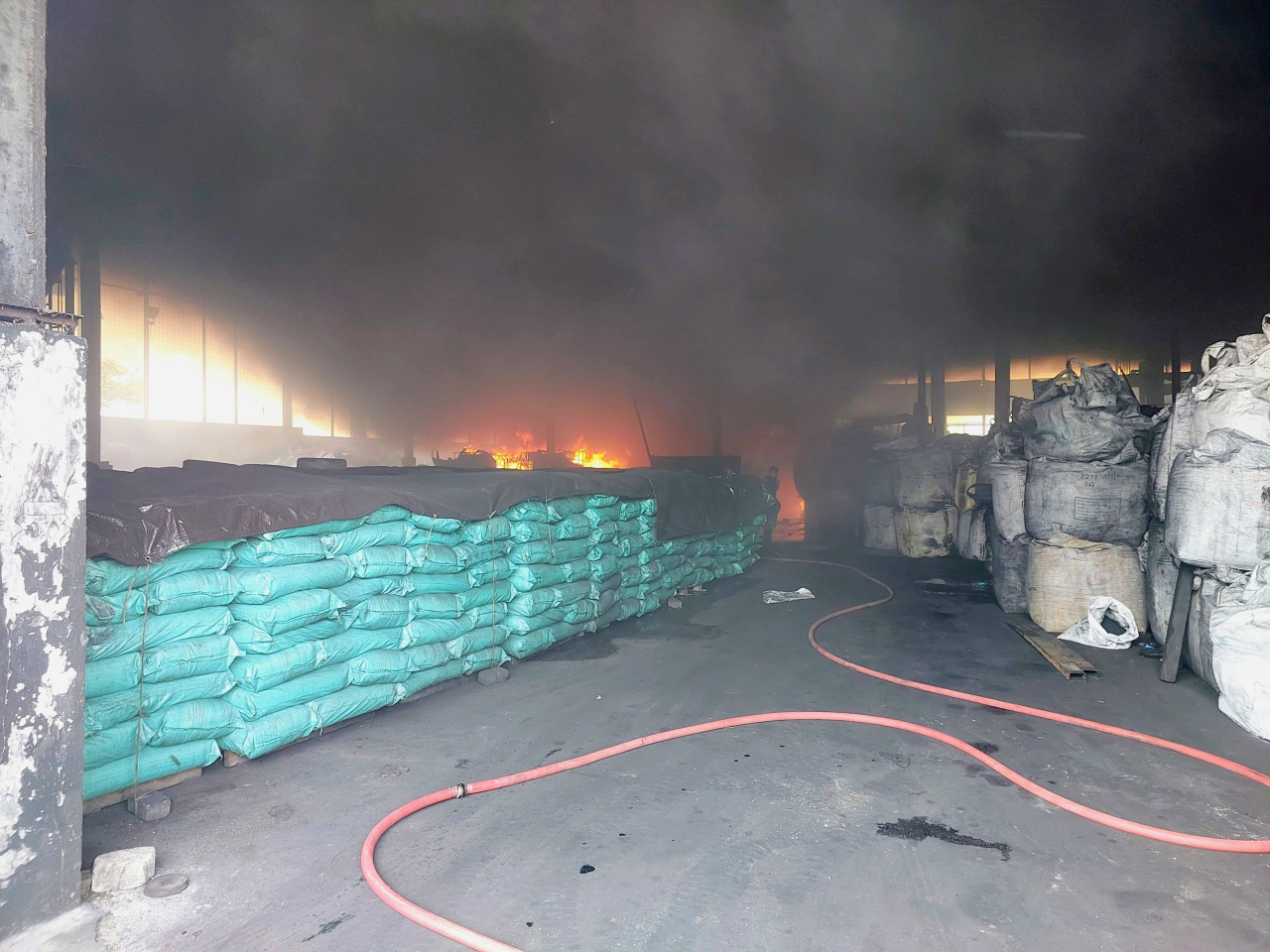 Gudang Karet di Sebuah Pabrik di Gresik Terbakar, Damkar Gresik Kerahkan Dua Pos Pemadam
