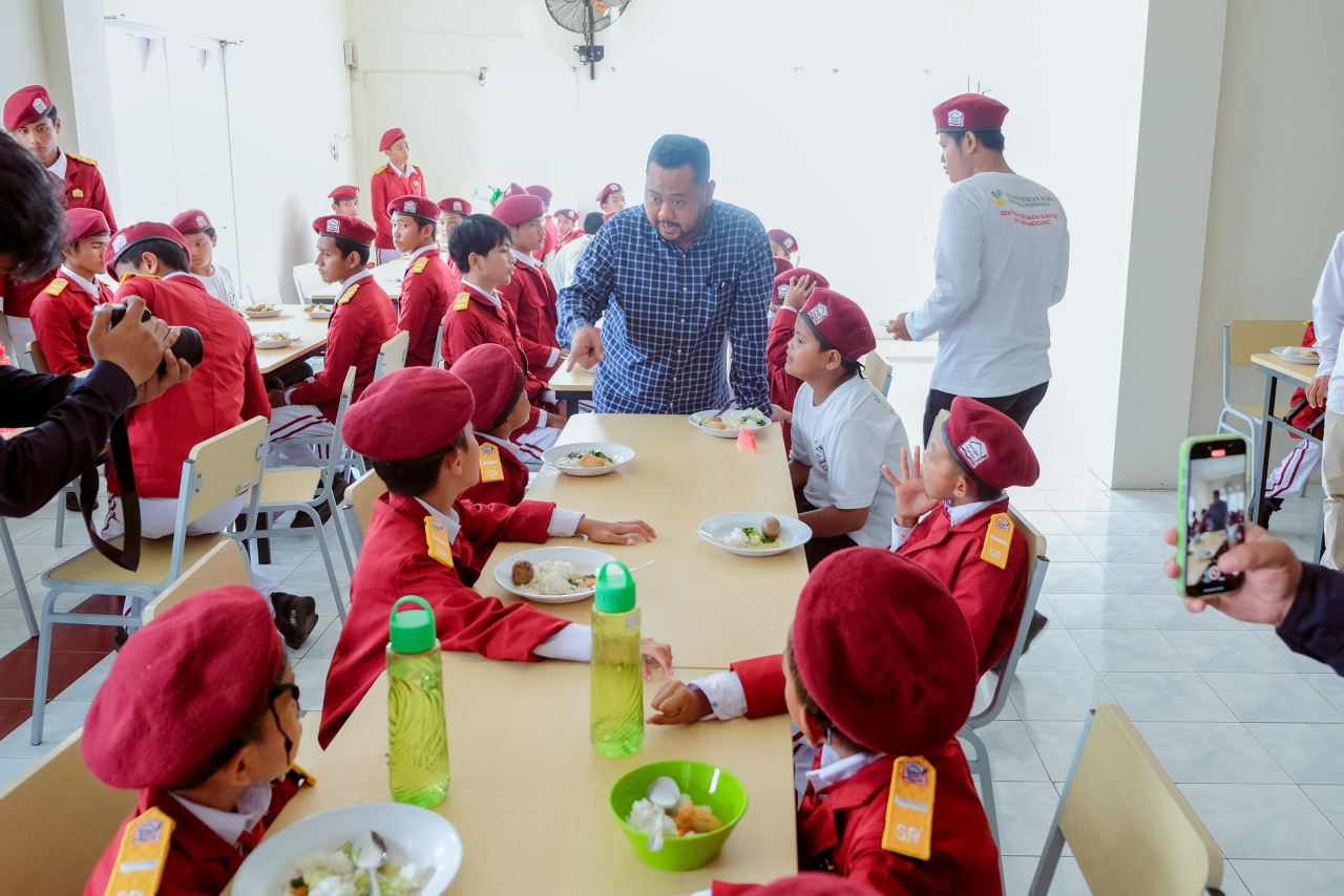 Gus Yani, berbincang dengan siswa SRT 45 Semarang (Dok)