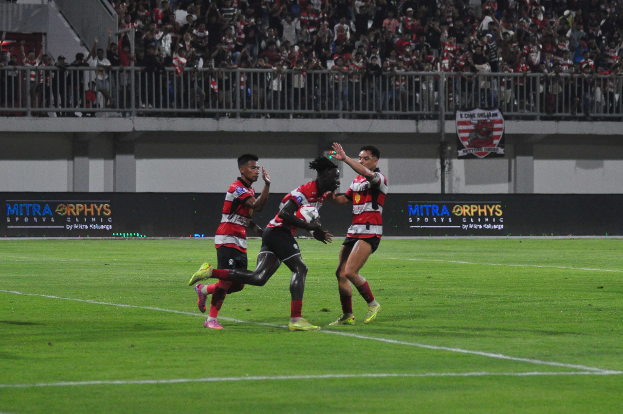 Bermain di Kandang Sendiri,  Madura United Ditekuk Persib 1-4