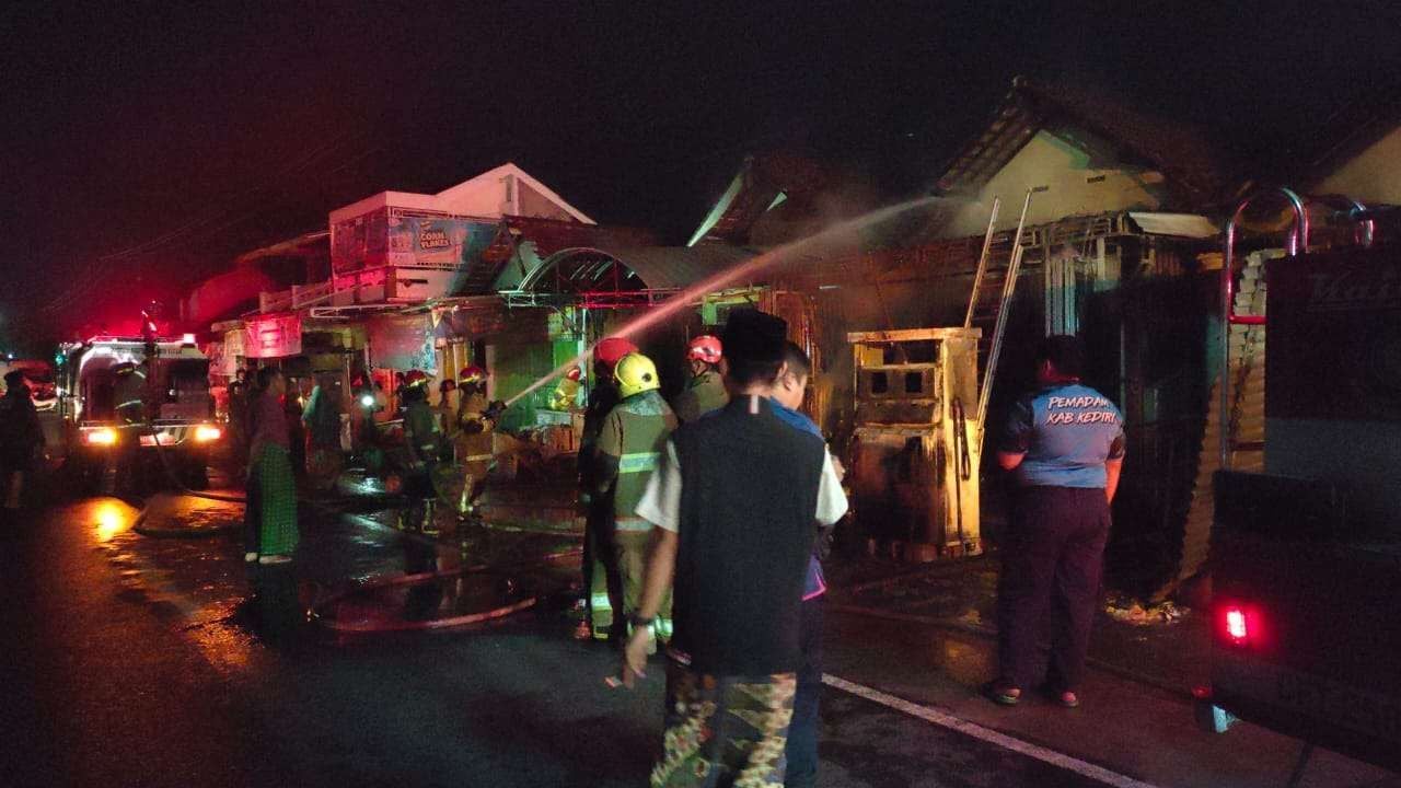 Diduga Konsleting Listrik, Toko Kelontong di Kediri Hangus Terbakar