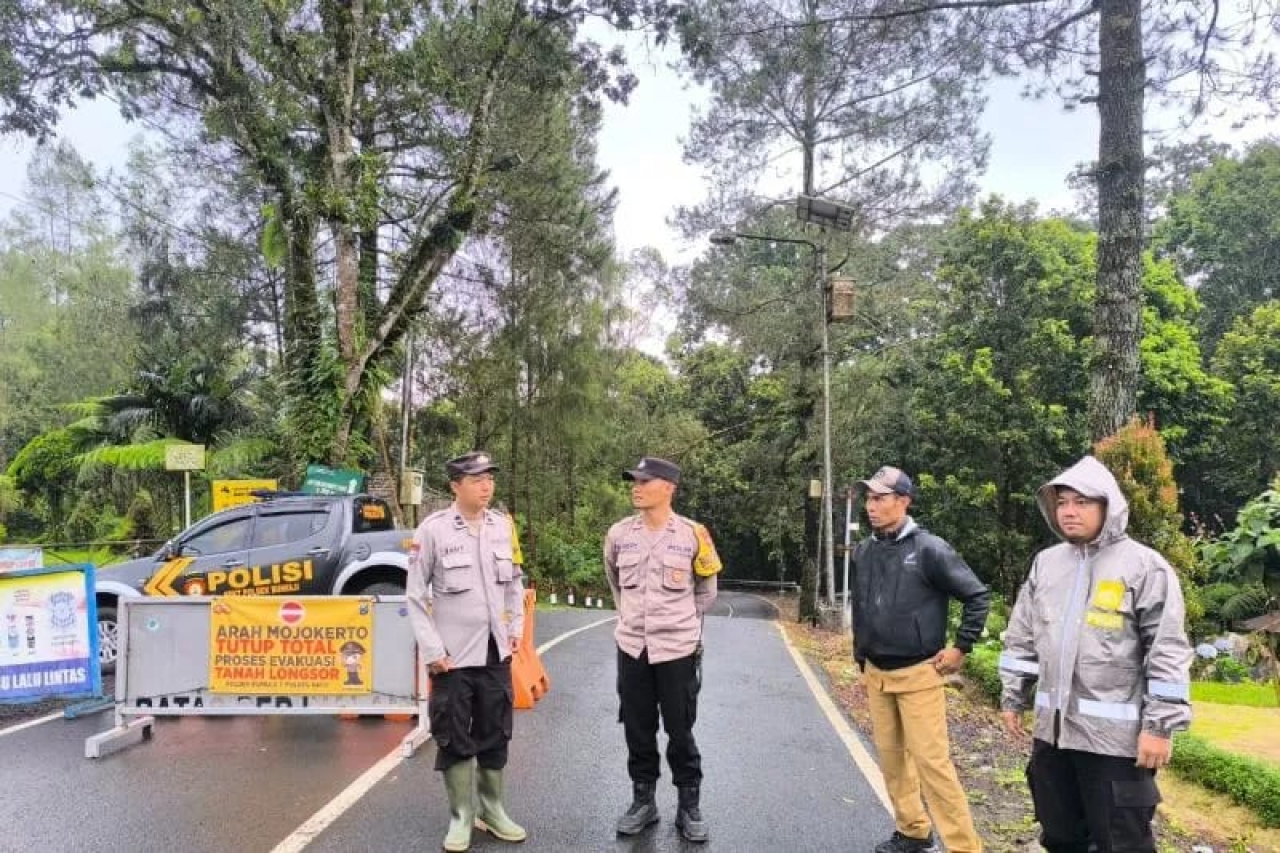 Tanah Longsor, Polisi Tutup Jalur Cangar-Pacet