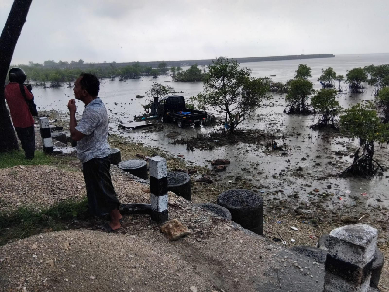Jalan Licin, Mobil Pickup di Camplong Sampang Terjun Bebas ke Laut
