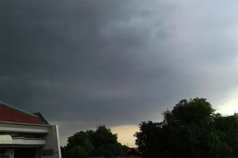 Cuaca Jatim Hari Ini Berawan Tebal Kecepatan Angin 57 Km/Jam