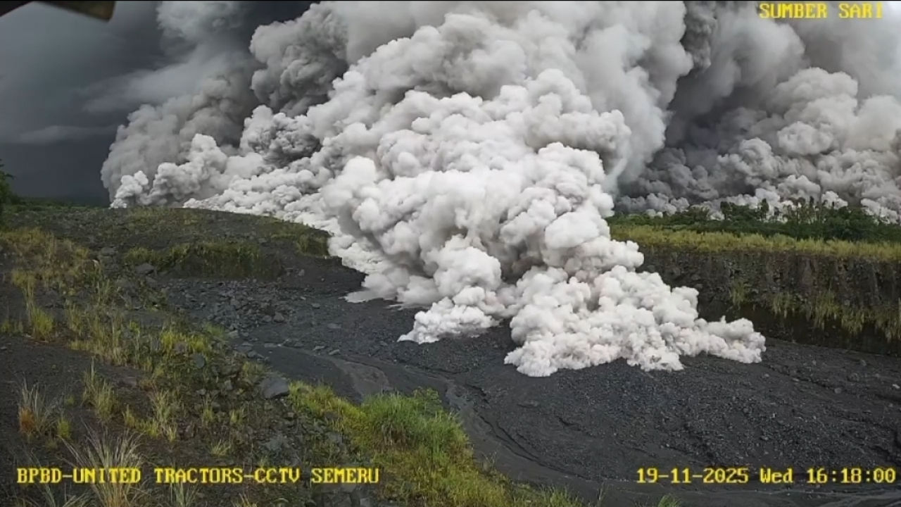 Gunung Semeru Erupsi Dahsyat, Kolom Abu Capai 2.000 Meter