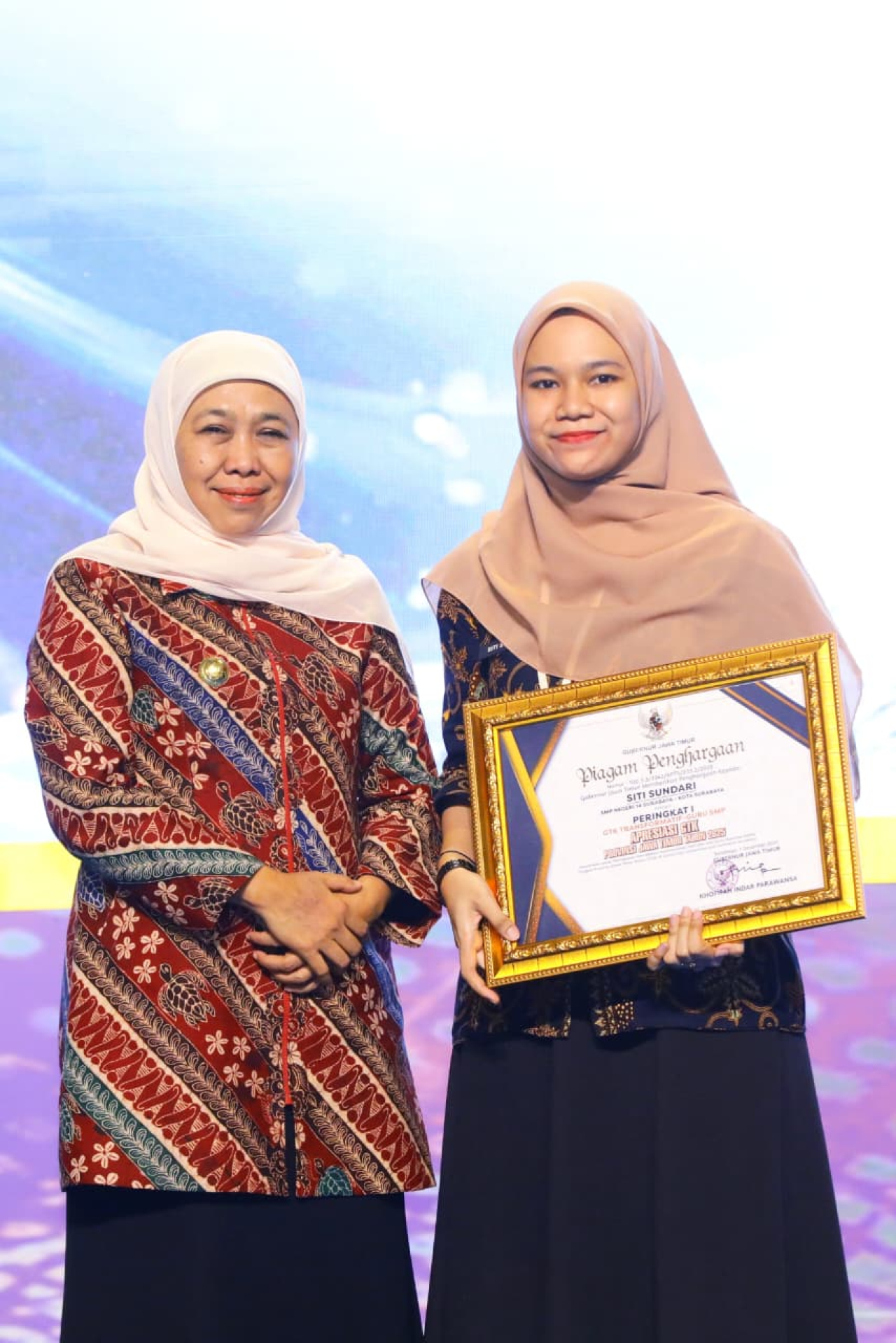 Momen Haru Puncak HGN dan HAI 2025, Gubernur Khofifah Dapat Kejutan Kehadiran Guru Semasa Sekolah