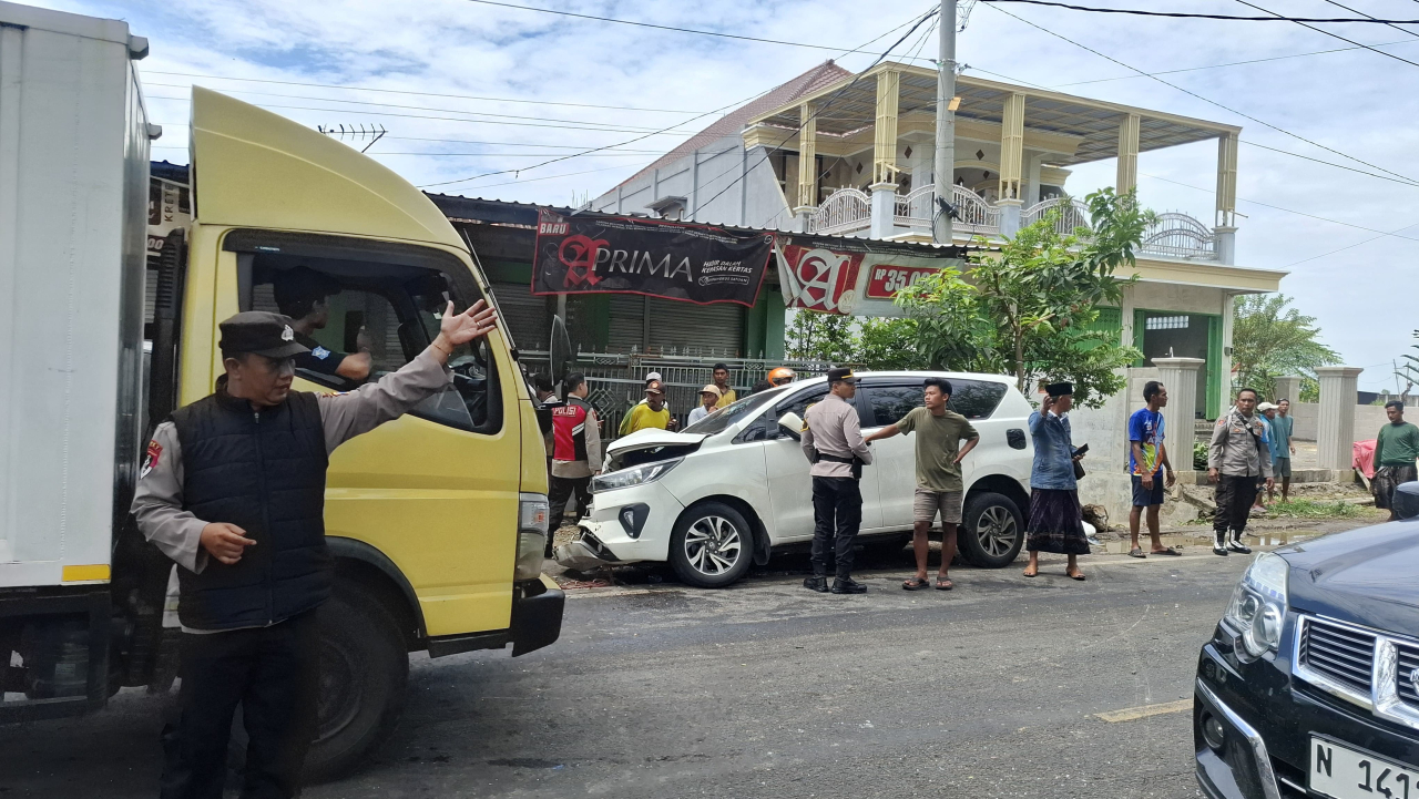 Kecelakaan Beruntun di Sampang, Mobil Melanggar Lajur Picu Tabrakan Tiga Kendaraan