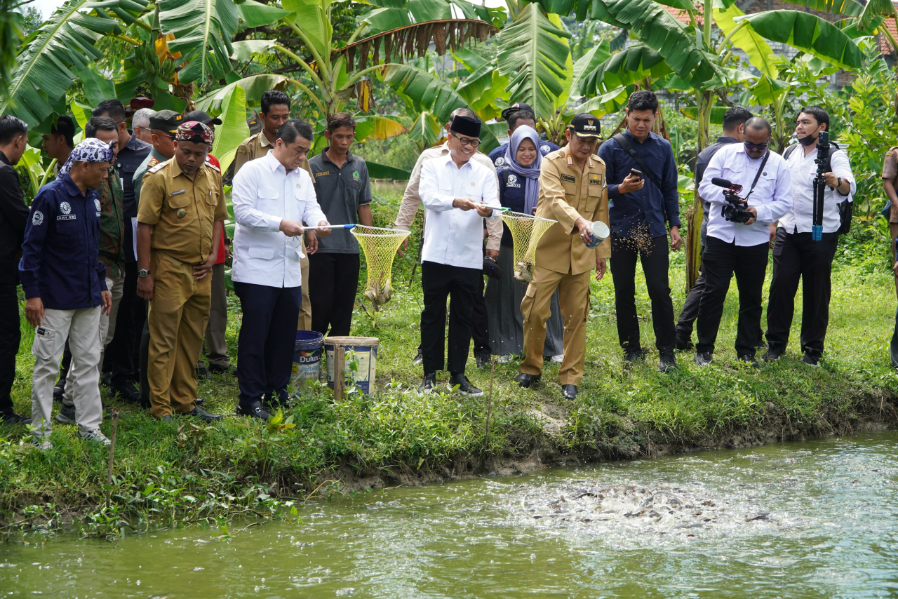 Menteri Desa Apresiasi Keberhasilan Pemberdayaan Desa dan Kemandirian Ekonomi di Lamongan