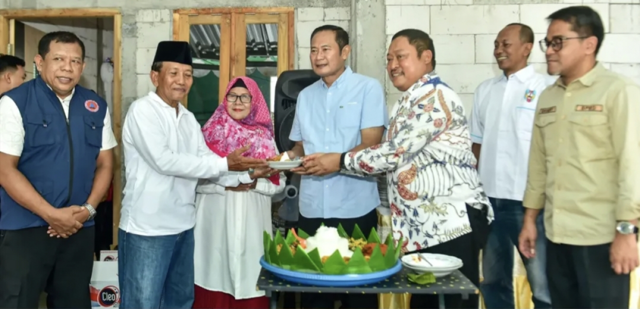 Pak Yes Dampingi Penyerahan Bantuan Rumah bagi Korban Kebakaran di Sukomulyo