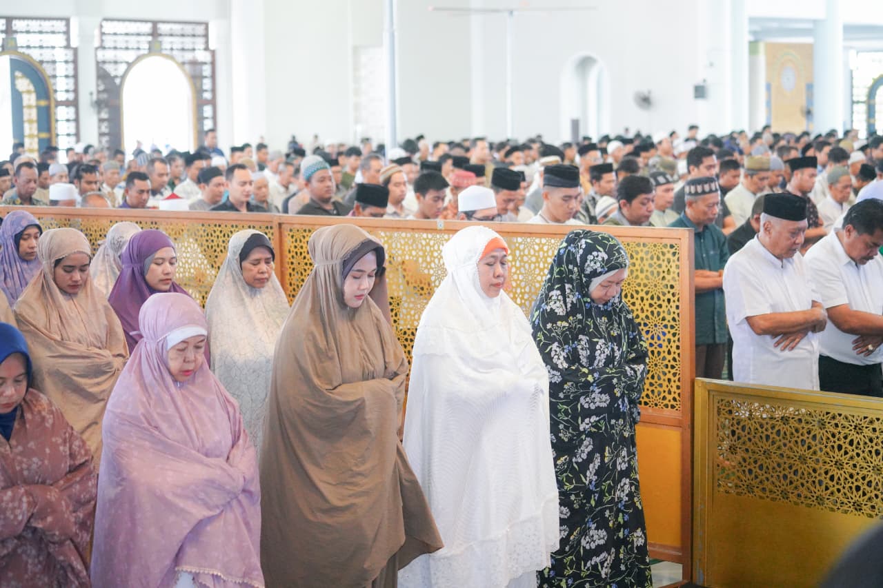 Gubernur Khofifah dan Ribuan Warga Jatim Gelar Salat Gaib untuk Korban Bencana di Sumatera